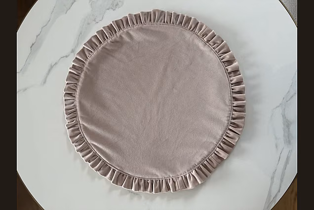 Podkładka atłasowa-43cm z falbanką pudrowy róż