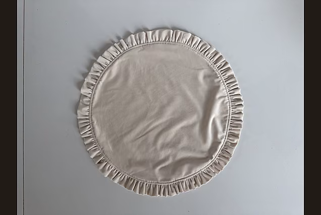 Podkładka atłasowa-43cm z falbanką beżowy -ivory